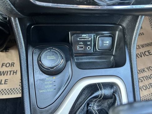 Used 2017 Jeep Cherokee Latitude w/ Safety/Convenience Group AWD/4WD image 26