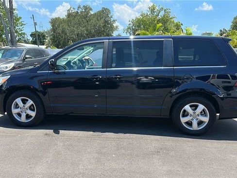 Used 2010 Volkswagen Routan SE FWD image 12