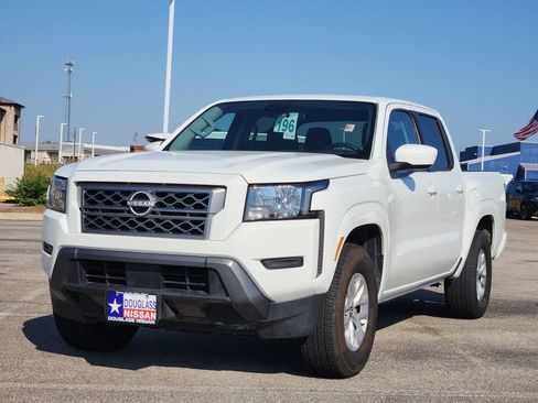 Used 2024 Nissan Frontier SV RWD image 2