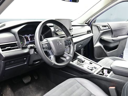 Used 2024 Mitsubishi Outlander SE image 15