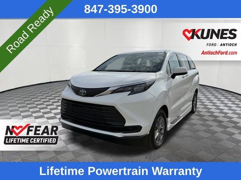 Used 2025 Toyota Sienna LE image 6