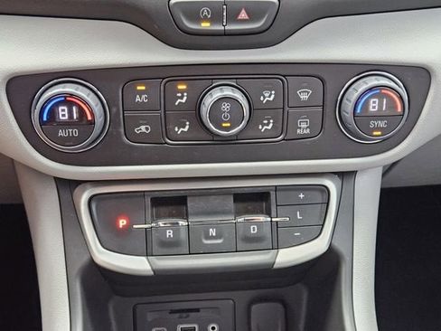 Used 2022 GMC Terrain SLT AWD/4WD image 18