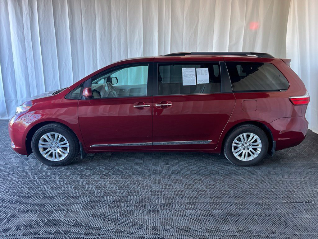 Used 2017 Toyota Sienna XLE FWD image 26