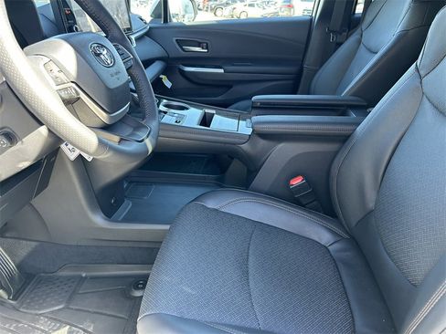 Used 2025 Toyota Sienna Platinum image 11