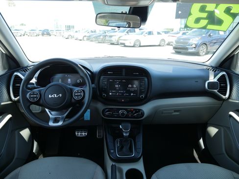 Used 2023 Kia Soul LX w/ LX Technology Package image 15