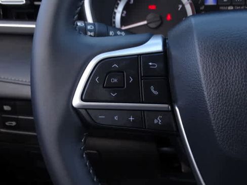 Used 2025 Toyota Highlander XLE image 37