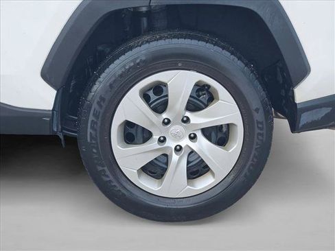 Used 2021 Toyota RAV4 LE image 5