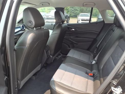 Used 2025 Chevrolet Trax LT w/ LT Convenience Package FWD image 9