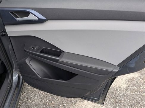 Used 2024 Volkswagen Taos SE image 25