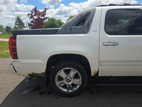 Used 2010 Chevrolet Avalanche LTZ AWD/4WD image 8