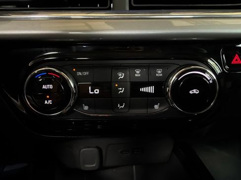 Used 2025 Chevrolet Trax LT w/ LT Convenience Package FWD image 29