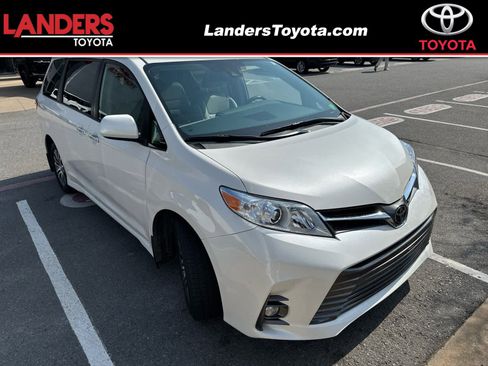 Used 2020 Toyota Sienna XLE w/ XLE Navigation Package image 1