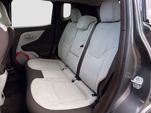 Used 2017 Jeep Renegade Latitude w/ Popular Equipment Group image 23