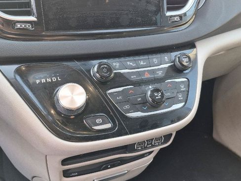 Used 2022 Chrysler Pacifica Touring-L w/ Uconnect Theater Family Group FWD image 10