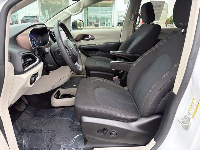 Used 2023 Chrysler Voyager LX FWD image 17