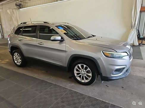 Used 2019 Jeep Cherokee Latitude w/ Popular Appearance Group FWD image 2