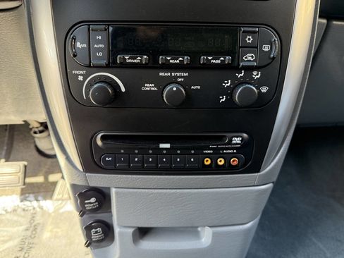 Used 2006 Chrysler Town & Country Touring image 54