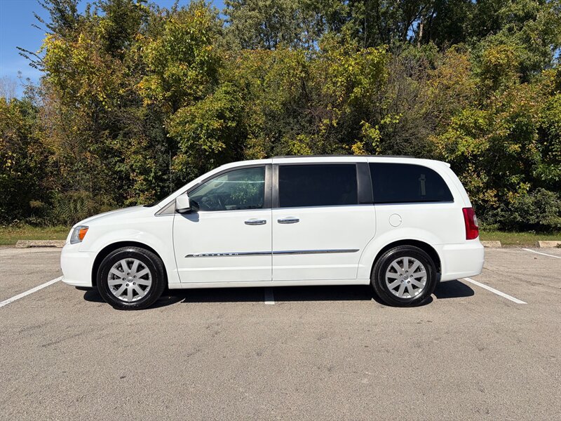 Used 2015 Chrysler Town & Country Touring w/ Driver Convenience Group FWD image 2