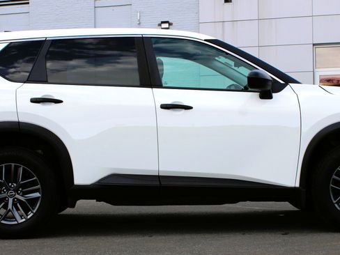 Used 2023 Nissan Rogue S image 4