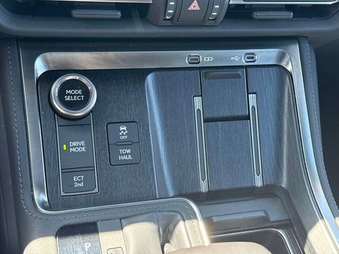 Used 2024 Lexus GX 550 w/ Accessory Package (31) AWD/4WD image 36