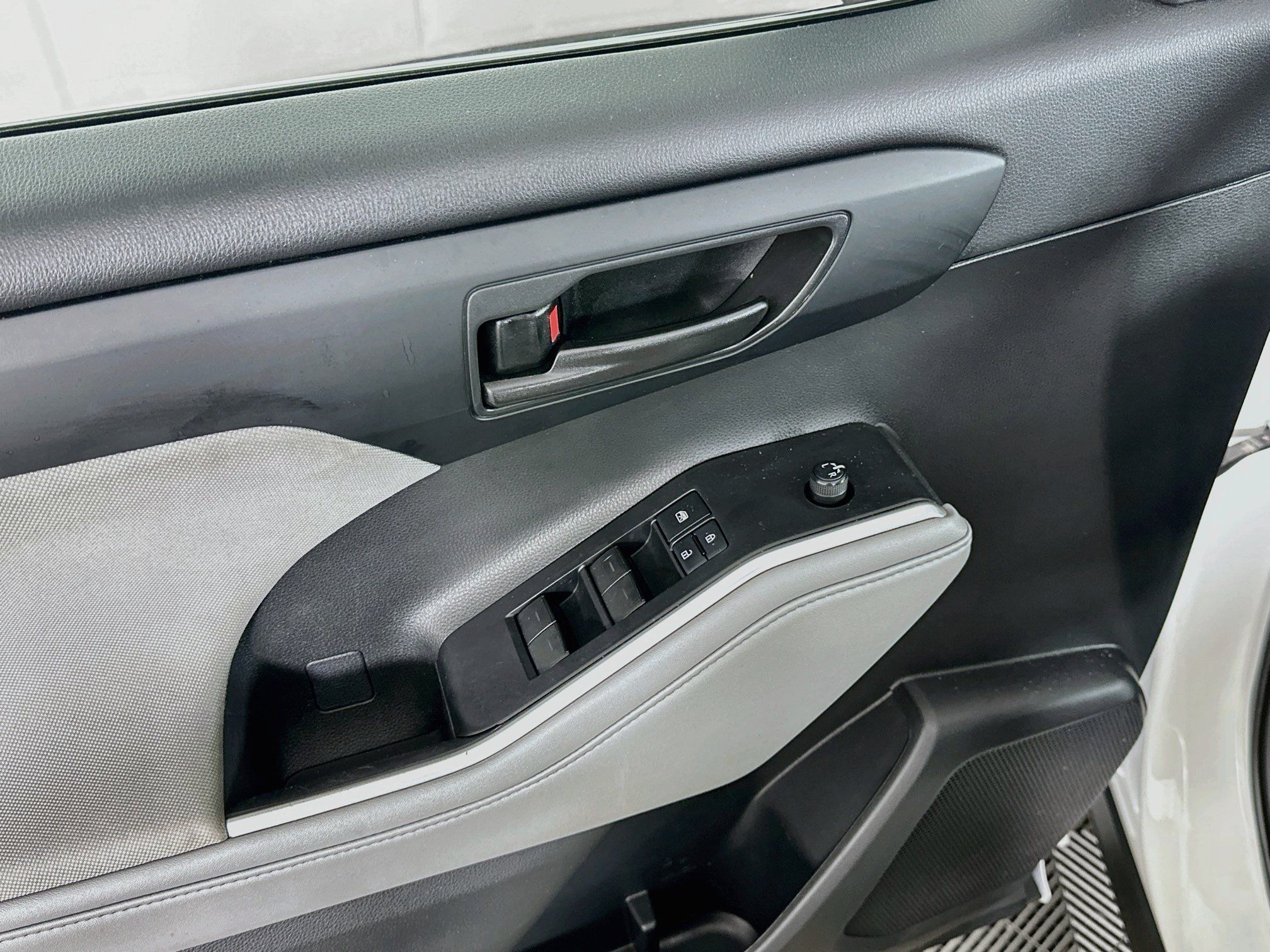 Used 2022 Toyota Highlander LE FWD image 15