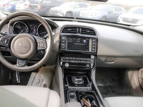 Used 2018 Jaguar XE Premium image 26