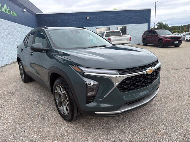 Used 2025 Chevrolet Trax LT FWD image 7