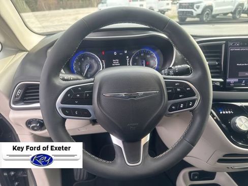 Used 2023 Chrysler Pacifica Touring-L FWD image 14