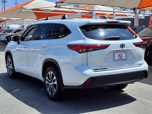 Used 2023 Toyota Highlander XLE FWD image 4