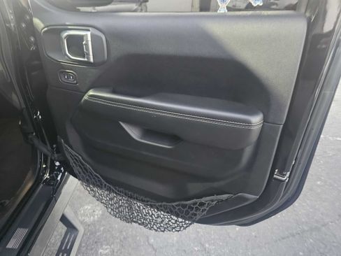 Used 2018 Jeep Wrangler Unlimited Sahara AWD/4WD image 17