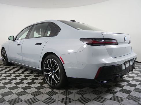 Used 2025 BMW 740i w/ Premium Package RWD image 5