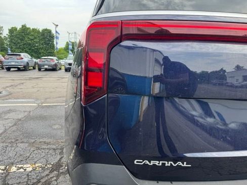 Used 2025 Kia Carnival FWD image 9