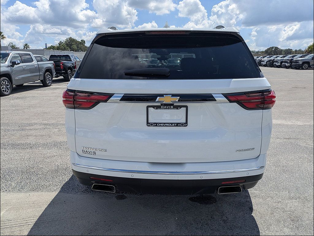 Used 2023 Chevrolet Traverse Premier FWD image 6