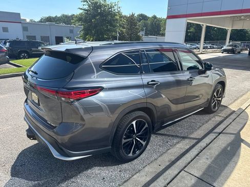 Used 2021 Toyota Highlander XSE AWD/4WD image 3