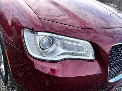 Used 2018 Chrysler 300 Touring L image 25