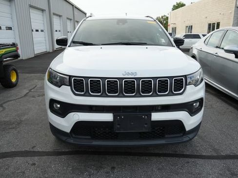 Used 2024 Jeep Compass Latitude AWD/4WD image 2