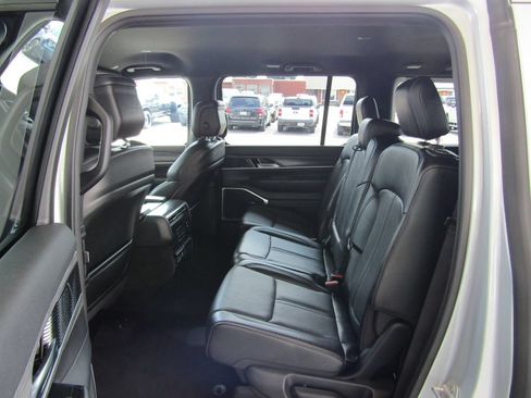 Used 2024 Jeep Wagoneer Series III AWD/4WD image 37