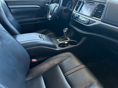 Used 2018 Toyota Highlander SE FWD image 21