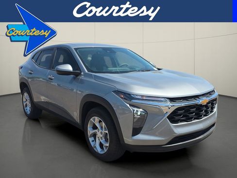 Used 2024 Chevrolet Trax LS w/ LS Convenience Package image 1