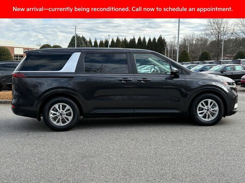 Used 2023 Kia Carnival LX image 7