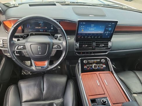 Used 2024 Lincoln Navigator Reserve image 4