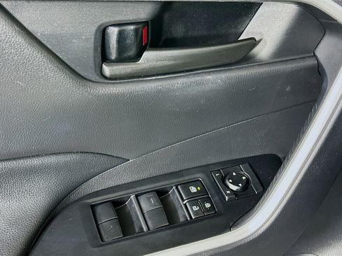 Used 2021 Toyota RAV4 LE FWD image 14