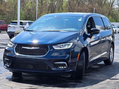 Used 2025 Chrysler Pacifica Select image 5