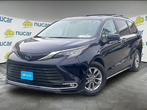 Used 2022 Toyota Sienna XLE w/ XLE Plus Package image 3