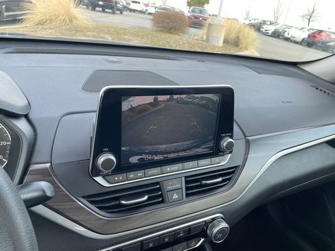 Used 2024 Nissan Altima 2.5 SV image 16