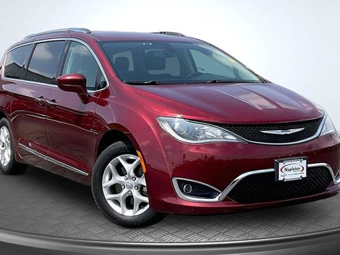 Used 2019 Chrysler Pacifica Touring-L w/ Tire & Wheel Group FWD image 12