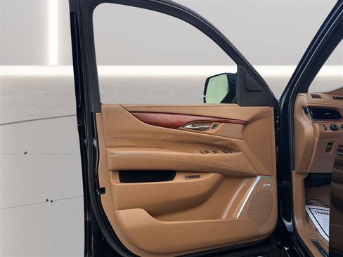 Used 2017 Cadillac Escalade Platinum AWD/4WD image 16