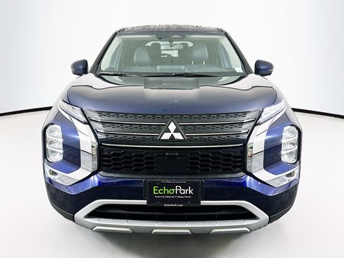 Used 2024 Mitsubishi Outlander SE image 2