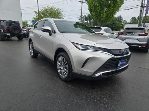 Used 2024 Toyota Venza XLE AWD/4WD image 10