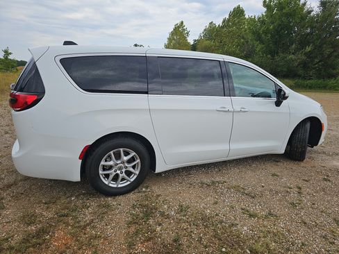 Used 2023 Chrysler Pacifica Touring-L FWD image 3